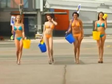 Reclamă la o companie aeriană cu stewardese în bikini! (VIDEO)